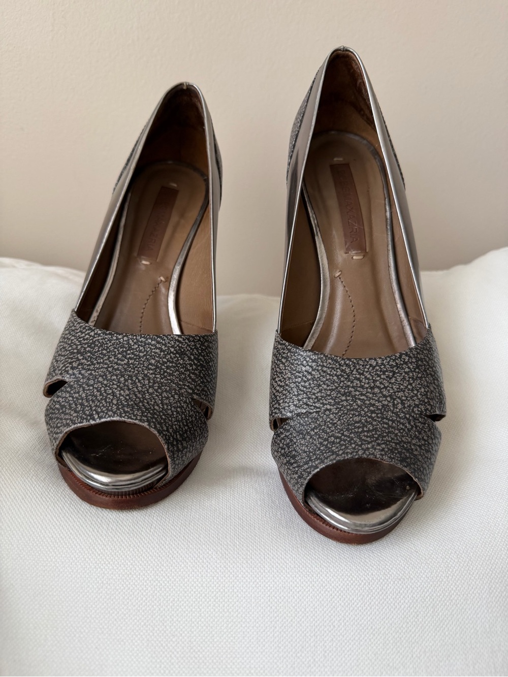 BCBGMAXAZRIA MA-NIGEL Gravel/Pewter Platform Heels – Size 8M